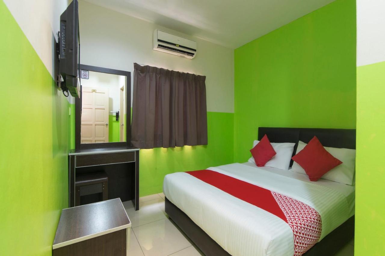 OYO 44072 Mines Cempaka Hotel Nilai Bagian luar foto
